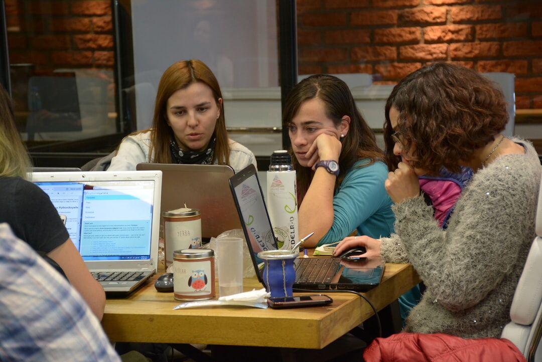 spanish students coding together